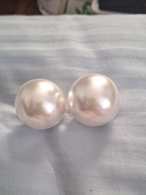 HUGE PEARL STUDS STATEMENT PIECE!